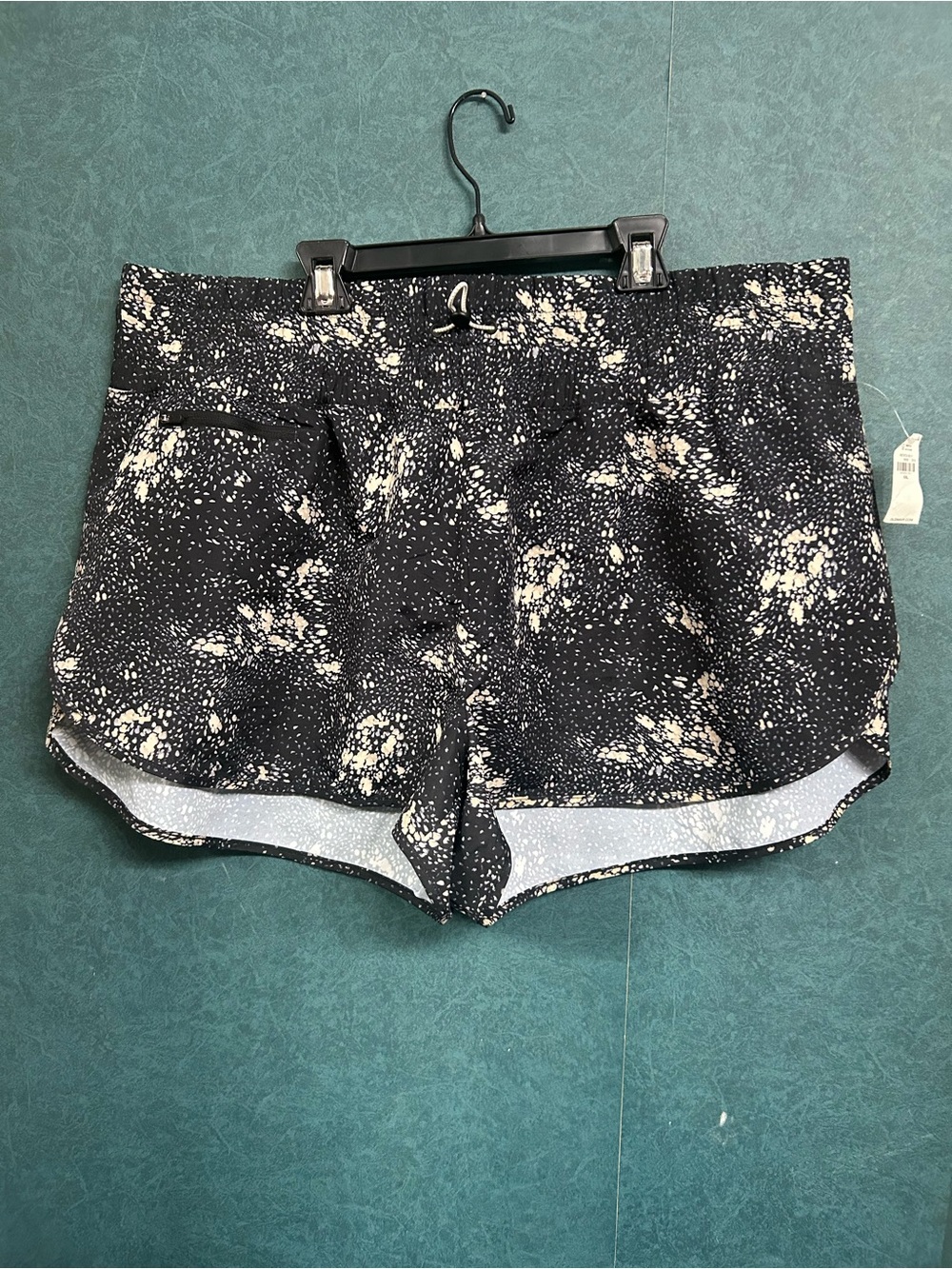 NWT Old Navy XXL Women’s Black Athletic Shorts with Cream Splatter Print
